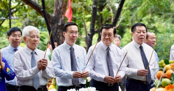 Chủ tịch nước Võ Văn Thưởng dâng hương tưởng niệm các anh hùng liệt sĩ tại Côn Đảo