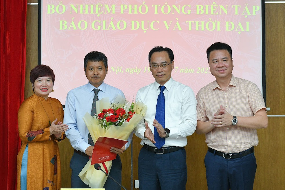 Thứ trưởng Hoàng Minh Sơn chụp ảnh lưu niệm cùng Ban Biên tập Báo Giáo dục và Thời đại. (Ảnh: Thế Đại)