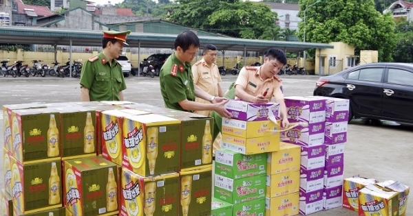 Hà Giang: Phát hiện xe ô tô chở trên 700 thùng bia và mì tôm không rõ nguồn gốc