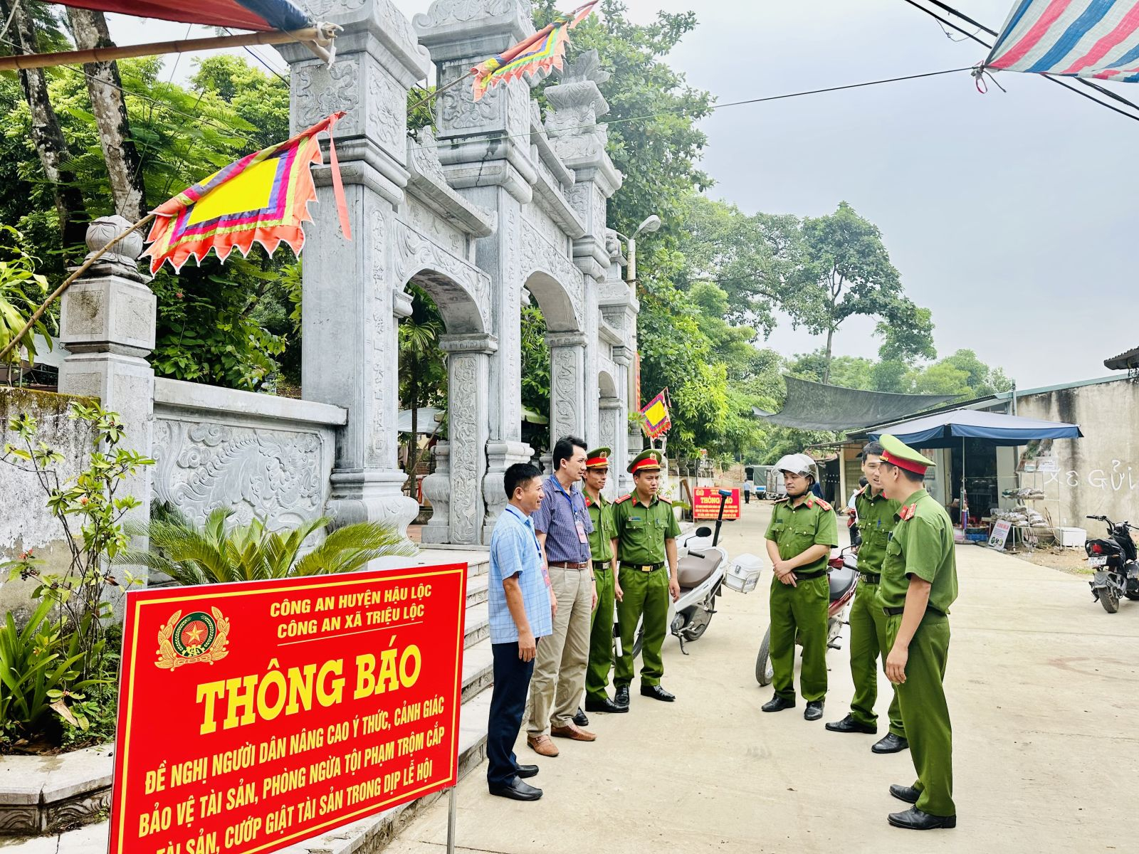 Lực lượng chức năng triển khai phương án bảo đảm ANTT tại đền Mẫu Phong Mục. (Ảnh: Công an Thanh Hoá)