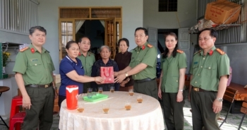 Công an tỉnh Bình Thuận thăm hỏi thân nhân các gia đình liệt sĩ tại Đắk Lắk