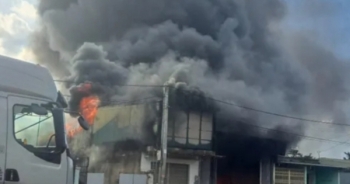 Gia Lai: Bà hỏa thiêu rụi kho hàng, cháy lan sang nhà bên cạnh