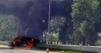 Ô tô bán tải cháy dữ dội trên cao tốc Hà Nội - Hải Phòng