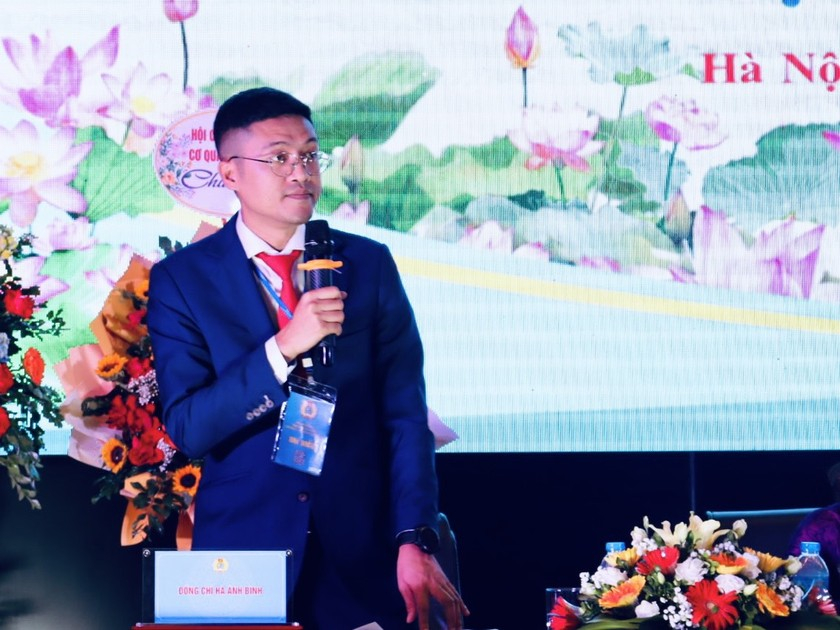 Đồng chí Hà Ánh Bình, Phó Tổng biên tập Báo Pháp luật Việt Nam tham gia điều hành Đại hội trong phiên làm việc chiều ngày 24/7