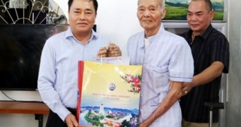Chủ tịch UBND tỉnh Lạng Sơn tặng quà gia đình chính sách, người có công