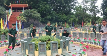 Dâng hương tưởng niệm các anh hùng liệt sĩ tại Tây Ninh