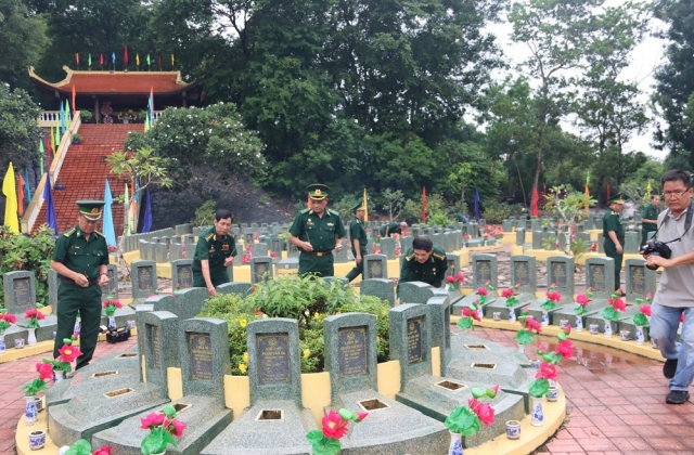 Dâng hương tưởng niệm các anh hùng liệt sĩ tại Tây Ninh