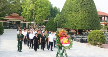 Đoàn công tác tỉnh Bắc Kạn dâng hương tưởng niệm các anh hùng liệt sĩ