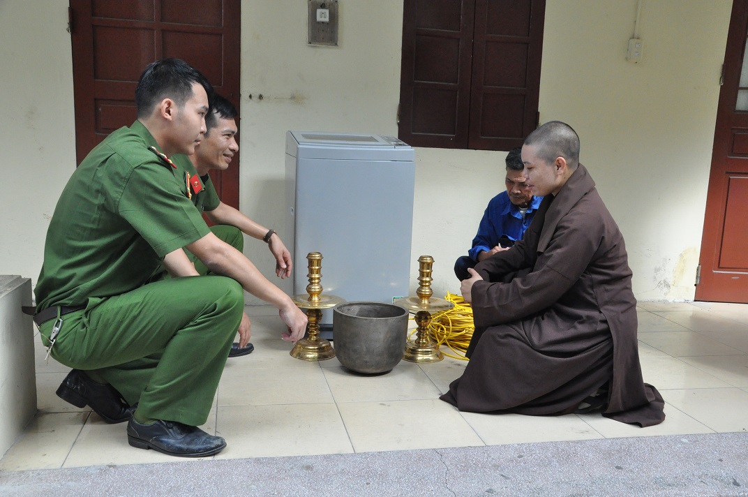 Đội CSHS Công an huyện Nam Sách tiến hành bàn giao tài sản cho đại diện Ban trị sự Chùa Lang Khê và ông Nguyễn Văn Lâm, Trưởng thôn Lang Khê
