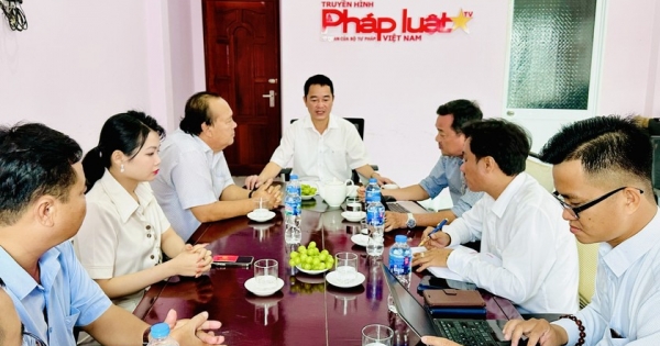 Báo PLVN trao quyết định Trưởng VPĐD tại Tiền Giang và Kiên Giang