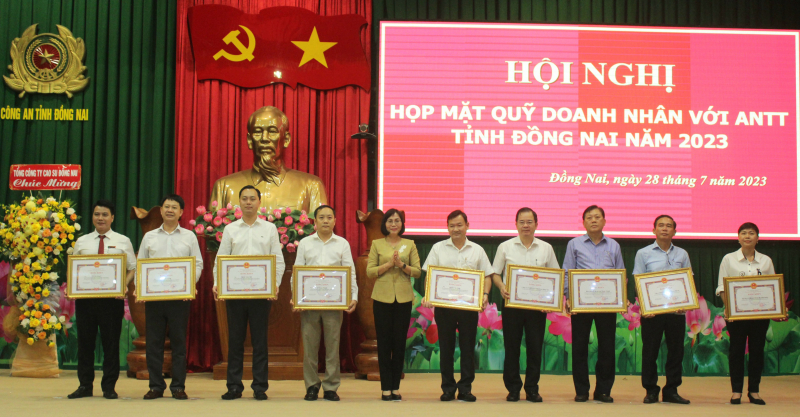 Bà Nguyễn Thị Hoàng - Phó chủ tịch UBND tỉnh Đồng Nai trao bằng khen của UBND tỉnh cho các cá nhân, tập thể có thành tích xuất sắc trong hoạt động của Quỹ Doanh nhân với an ninh trật tự tỉnh.