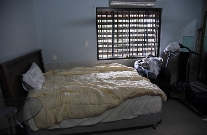Ph&ograve;ng ngủ với đầy đủ bộ giường đệm v&agrave; m&aacute;y tập thể dục. (Ảnh: AFP)