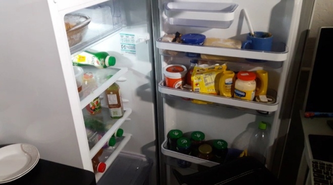 Tủ lạnh chất đầy đủ c&aacute;c loại thức ăn v&agrave; nước uống giải kh&aacute;t. (Ảnh: AFP)