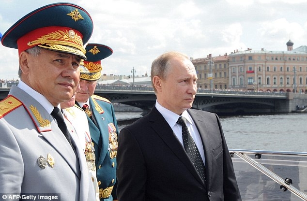 Năm nay, c&aacute;c cuộc diễu binh lớn v&agrave; hoạt động m&ocirc; phỏng đ&atilde; được diễn ra tại c&aacute;c th&agrave;nh phố Saint Petersburg, Sevastopol v&agrave; Vlapostok, căn cứ của c&aacute;c hạm đội Baltic, Biển Đen v&agrave; Th&aacute;i B&igrave;nh Dương của Moscow với sự tham dự của&nbsp;Tổng thống Vladimir Putin v&agrave; Bộ trưởng Quốc ph&ograve;ng Nga Sergei Shoigu.&nbsp;(Ảnh: AFP)