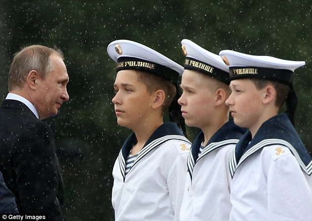 Tổng thống Nga Putin dự lễ kỉ niệm tại St.Petersburg. (Ảnh: Getty)