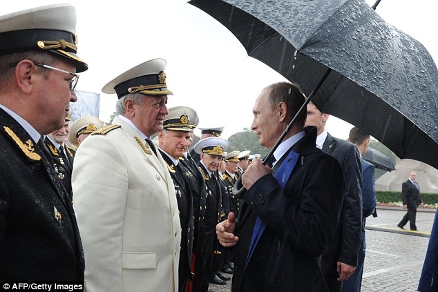Tổng thống Putin hỏi thăm c&aacute;c tướng lĩnh. (Ảnh: AFP)