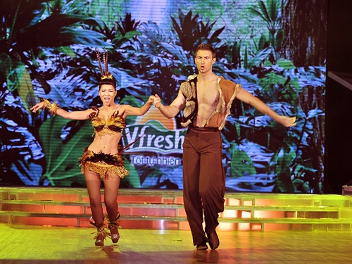 Ca sỹ Thu Minh v&agrave; bạn nhảy trong chương tr&igrave;nh Bước nhảy ho&agrave;n vũ 2011.