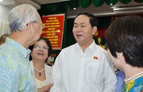 Chủ tịch nước Trần Đại Quang trao đổi với cử tri quận 1 s&aacute;ng 1-8. Ảnh: T&Aacute; L&Acirc;M
