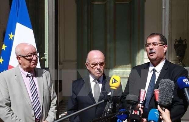 Bộ trưởng Nội vụ Ph&aacute;p Bernard Cazeneuve (giữa) trong cuộc họp b&aacute;o tại Paris ng&agrave;y 1/8.