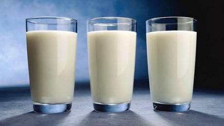 Sữa tươi nguy&ecirc;n chất đ&ocirc;i khi l&agrave; một trong những thực phẩm chứa nhiều vi khuẩn nhất.