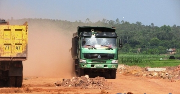 Vĩnh Phúc: Bùng phát tình trạng “lấp sông, bổ núi”, xe tải làm khổ dân