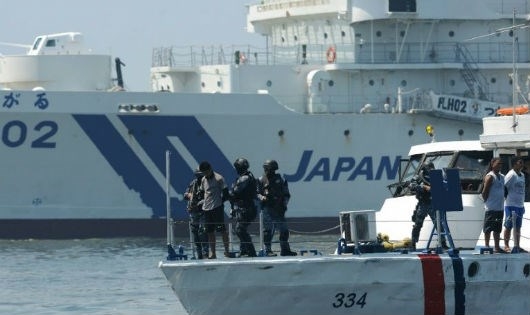 Lực lượng bảo vệ bờ biển Philippines v&agrave; Nhật trong một cuộc tập trận ở ngo&agrave;i khơi Vịnh Manila. Ảnh: AFP