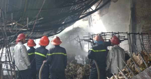 TP HCM: Cháy xưởng dệt vải, nhiều tài sản bị thiêu rụi