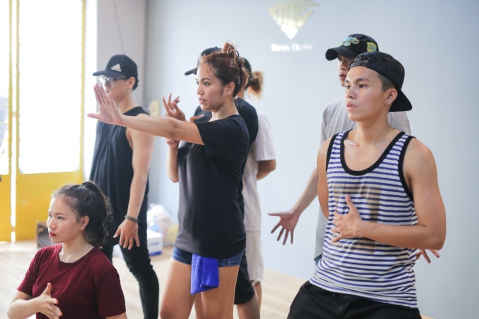 Janice Phương tập luyện vũ đạo c&ugrave;ng vũ đo&agrave;n.