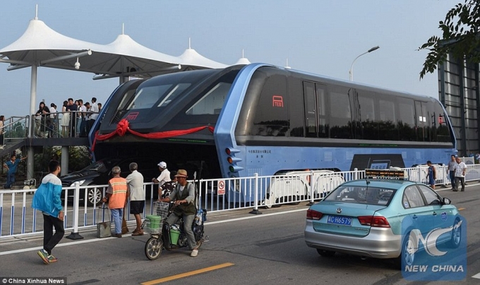 China Xinhua News cho biết, TEB-1 được l&ecirc;n &yacute; tưởng từ năm 2010 v&agrave; được giới thiệu lần đầu tới c&ocirc;ng ch&uacute;ng tại triển l&atilde;m c&ocirc;ng nghệ cao quốc tế Bắc Kinh. Tuy nhi&ecirc;n, phải đến 2/8, chiếc xe bus tr&ecirc;n kh&ocirc;ng n&agrave;y mới được ch&iacute;nh thức đưa v&agrave;o thử nghiệm. (Ảnh: New China)