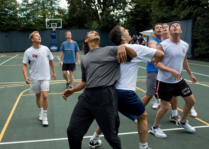Tổng thống Obama l&agrave; người y&ecirc;u thể thao, đặc biệt l&agrave; b&oacute;ng rổ v&agrave; b&oacute;ng đ&aacute;. (Ảnh: Pete Souza)