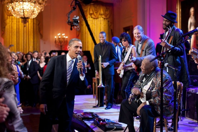 Th&acirc;n thiện với c&aacute;c nghệ sĩ, h&ograve;a đồng c&ugrave;ng những người xung quanh v&agrave; nụ cười tươi lu&ocirc;n nở tr&ecirc;n m&ocirc;i l&agrave; một đặc trưng t&iacute;nh c&aacute;ch của Tổng thống Obama. (Ảnh: Pete Souza)