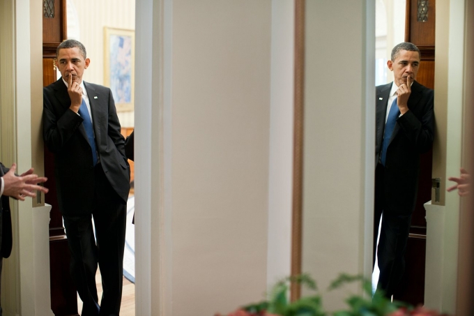Một ph&uacute;t trầm tư của &ocirc;ng Obama được nhiếp ảnh gia ghi lại. (Ảnh: Pete Souza)