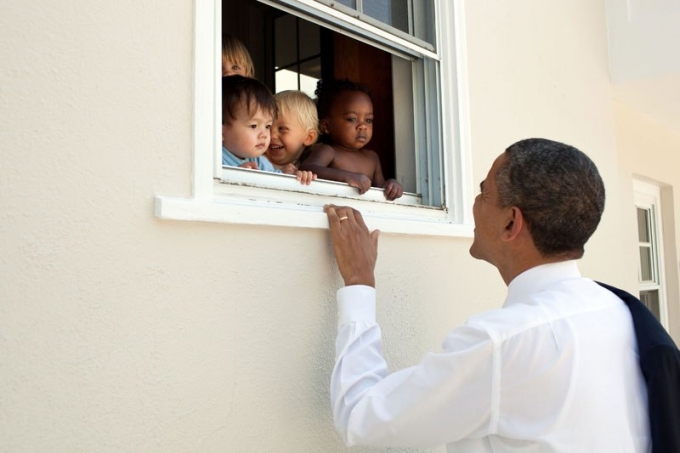 Tổng thống Obama c&oacute; biệt t&agrave;i dỗ trẻ v&agrave; &ocirc;ng cũng rất y&ecirc;u qu&yacute; trẻ em. (Ảnh: Pete Souza)