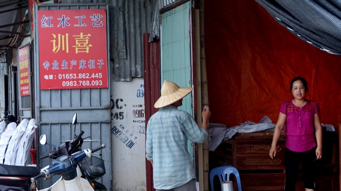 Một cửa hiệu kinh doanh đồ gỗ tại x&atilde; Hương Mạc với biển hiệu ho&agrave;n to&agrave;n in chữ Trung Quốc.