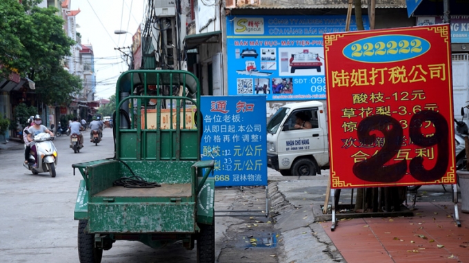 Những tấm biển hiệu chỉ c&oacute; chữ Trung Quốc xuất hiện nhiều tr&ecirc;n con phố sầm uất của x&atilde; Hương Mạc. Nhiều đoạn phố c&oacute; cảm tưởng như kh&ocirc;ng phải ở Việt Nam.