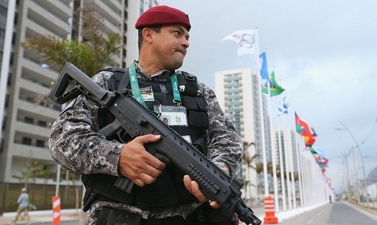 Nh&acirc;n vi&ecirc;n an ninh tại l&agrave;ng Olympic ở Rio De Janeiro. (Ảnh: Getty Images)