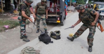 Ấn Độ: Xả súng và ném lựu đạn kinh hoàng, ít nhất 28 người thương vong