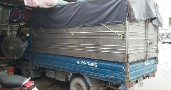 TP HCM: Xe tải lao vào tiệm sửa xe, 4 người may mắn thoát chết