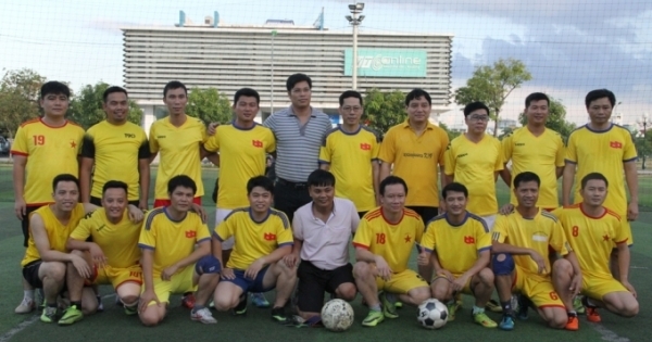 Bí thư tỉnh ủy Nghệ An mang quần đùi đá bóng gây quỹ từ thiện