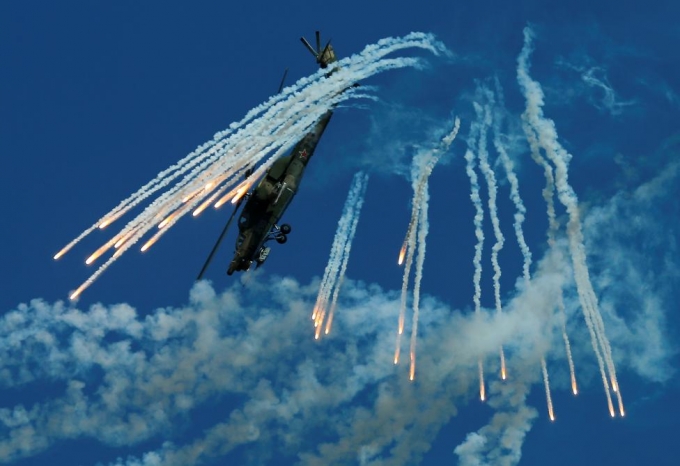 Thợ săn đ&ecirc;m&nbsp;Mil Mi-28N bắn ph&aacute;o s&aacute;ng l&ecirc;n bầu trời. (Ảnh: Reuters)