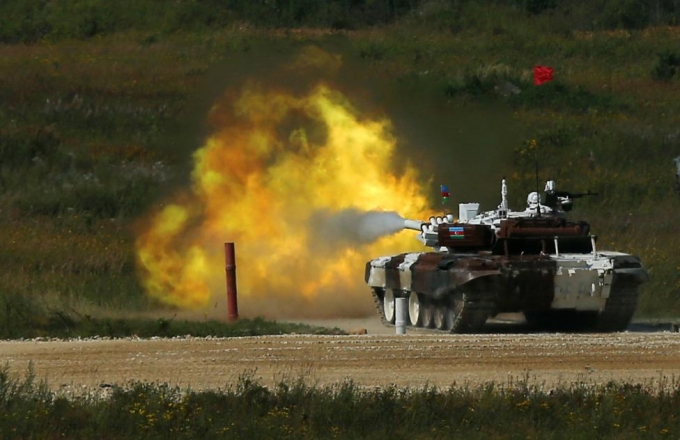 Xe tăng&nbsp;T-72 của đội&nbsp;Azerbaijan khai hỏa v&agrave;o mục ti&ecirc;u giả định. (Ảnh: Reuters)