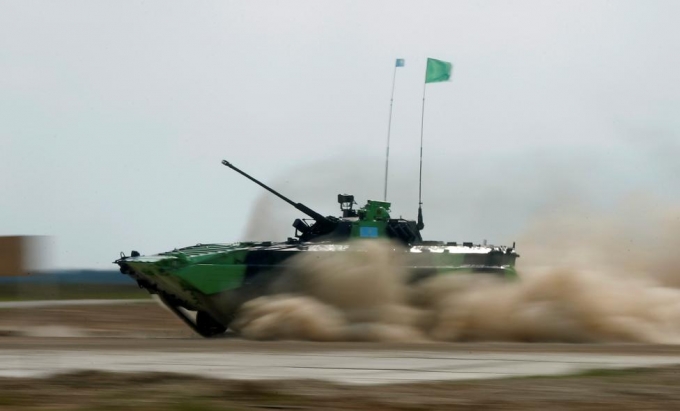 Xe chiến đấu bộ binh BMP-2, do đội Kazakhstan điều khiển lao đi như vũ b&atilde;o. (Ảnh: Reuters)