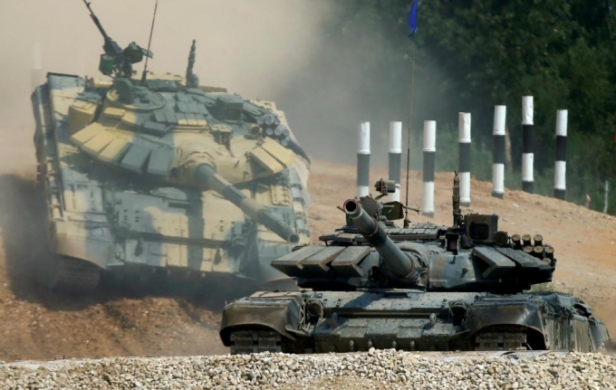 Hai xe tăng T-72 &nbsp;do đội Kuwait v&agrave; Nicaragua điều khiển. (Ảnh: Reuters)
