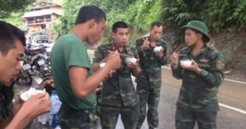 Lào Cai: Hình ảnh CSCĐ, quân đội ngập trong bùn, ăn mỳ tôm sống khắc phục mưa lũ gây bão mạng