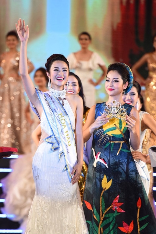 Chiếc đầm su&ocirc;ng đ&atilde; tố c&aacute;o Jennifer Phạm mang bầu trong đ&ecirc;m chung kết Hoa hậu Bản sắc Việt tối qua.