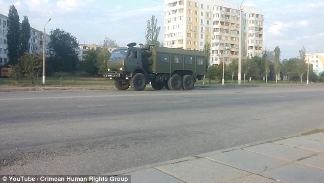 Xe tăng của qu&acirc;n đội Nga di chuyển về ph&iacute;a bi&ecirc;n giới Ukraine. (Ảnh: Daily Mail)