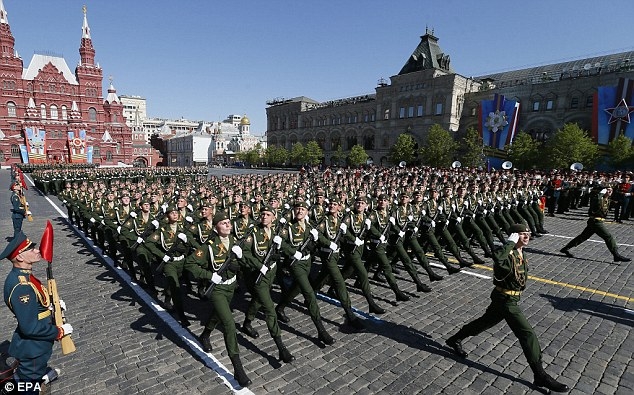 Lực lượng qu&acirc;n đội Nga diễu h&agrave;nh. (Ảnh: EPA)