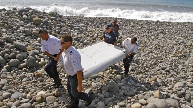 Mảnh vỡ của MH370 tr&ocirc;i dạt v&agrave;o khu vực đảo Reunion ở Ấn Độ Dương. Ảnh:&nbsp;AP&nbsp;&nbsp;