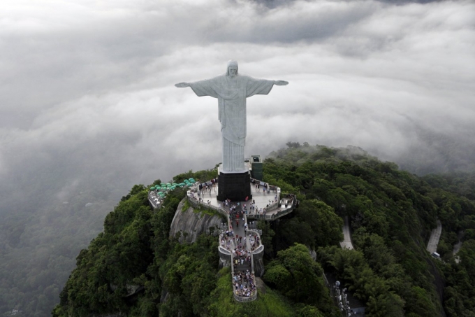 Tượng Ch&uacute;a Cứu Thế (Christ The Redeemer) nằm tr&ecirc;n n&uacute;i Corcovado.&nbsp;Đ&acirc;y l&agrave; một trong những c&ocirc;ng tr&igrave;nh đi&ecirc;u khắc nghệ thuật lớn nhất thế giới v&agrave; l&agrave; một trong những biểu tượng của th&agrave;nh phố Rio de Janeiro v&agrave; đất nước Brazil n&oacute;i chung. (Ảnh: Reuters)