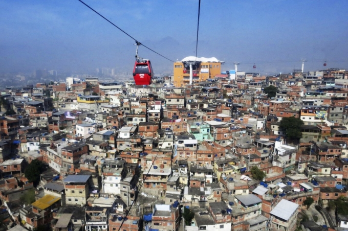 C&aacute;p treo chạy qua Complexo Alemao, một khu phố lớn ở ph&iacute;a bắc Rio. (Ảnh: Reuters)